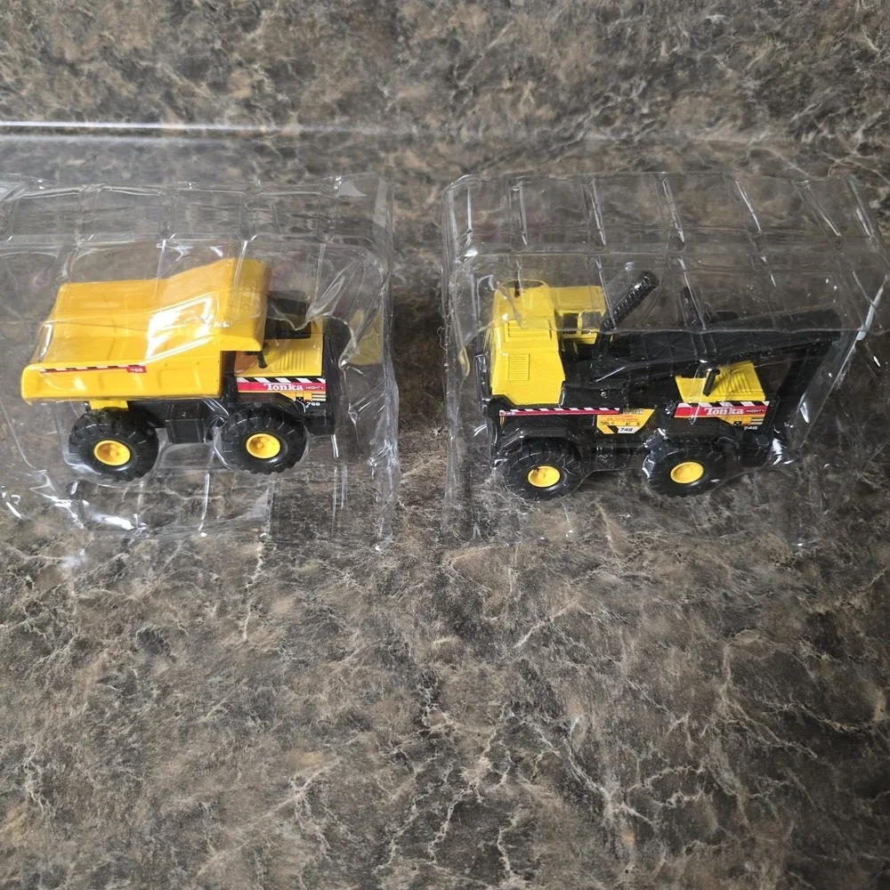 Hasbro/Maisto Tonka Mighty 768 Dump‎ Truck/ 750 Swivel Bucket Crane
